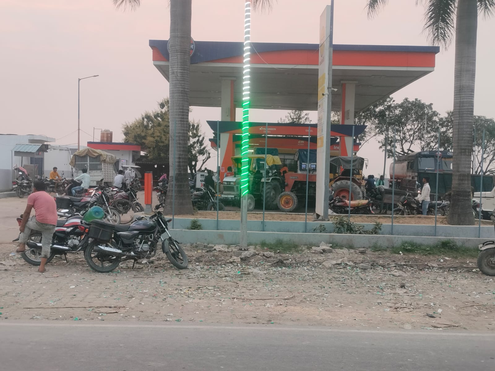 पंपों पर डीजल- पेट्रोल के लिए लम्बा जाम, क्राइसेस को वाहन स्वामियों में उपापोह