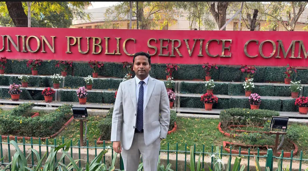 कुशीनगर का गौरव: लेखपाल के बेटे आकाश कुमार ने UPSC में हासिल की 438वीं रैंक, पडरौना तहसील में खुशी की लहर