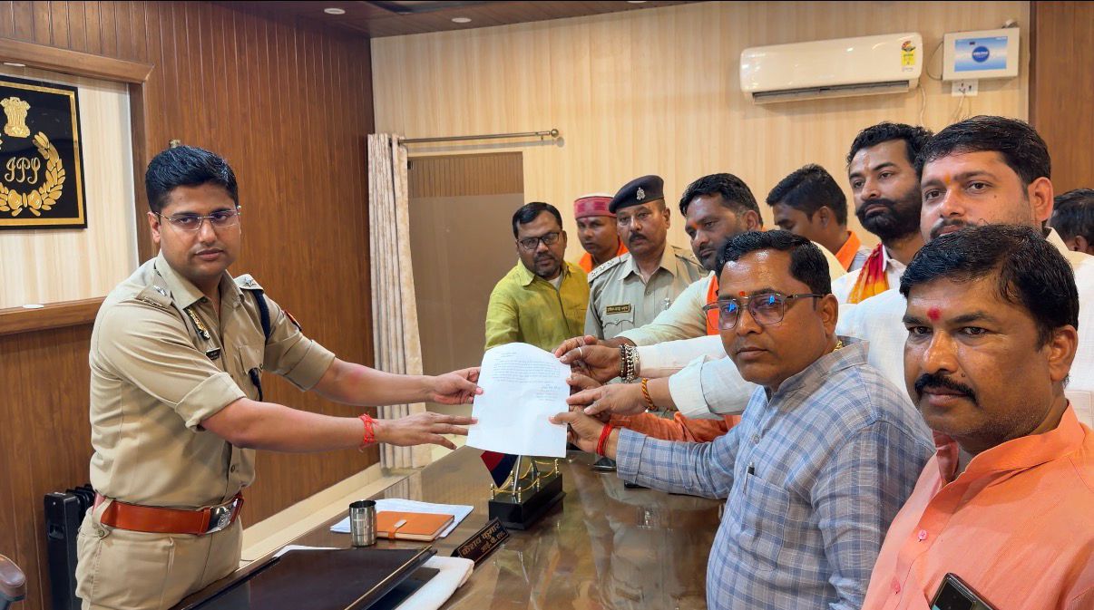 मुख्यमंत्री और उनकी माता पर मौलाना की टिप्पणी से नाराज हियुवा के पूर्व पदाधिकारियों ने सौंपा ज्ञापन  टिप्पणी से हिंदू समाज की धार्मिक भावना को पहुंचा है ठेस: नीरज सिंह बिट्टू