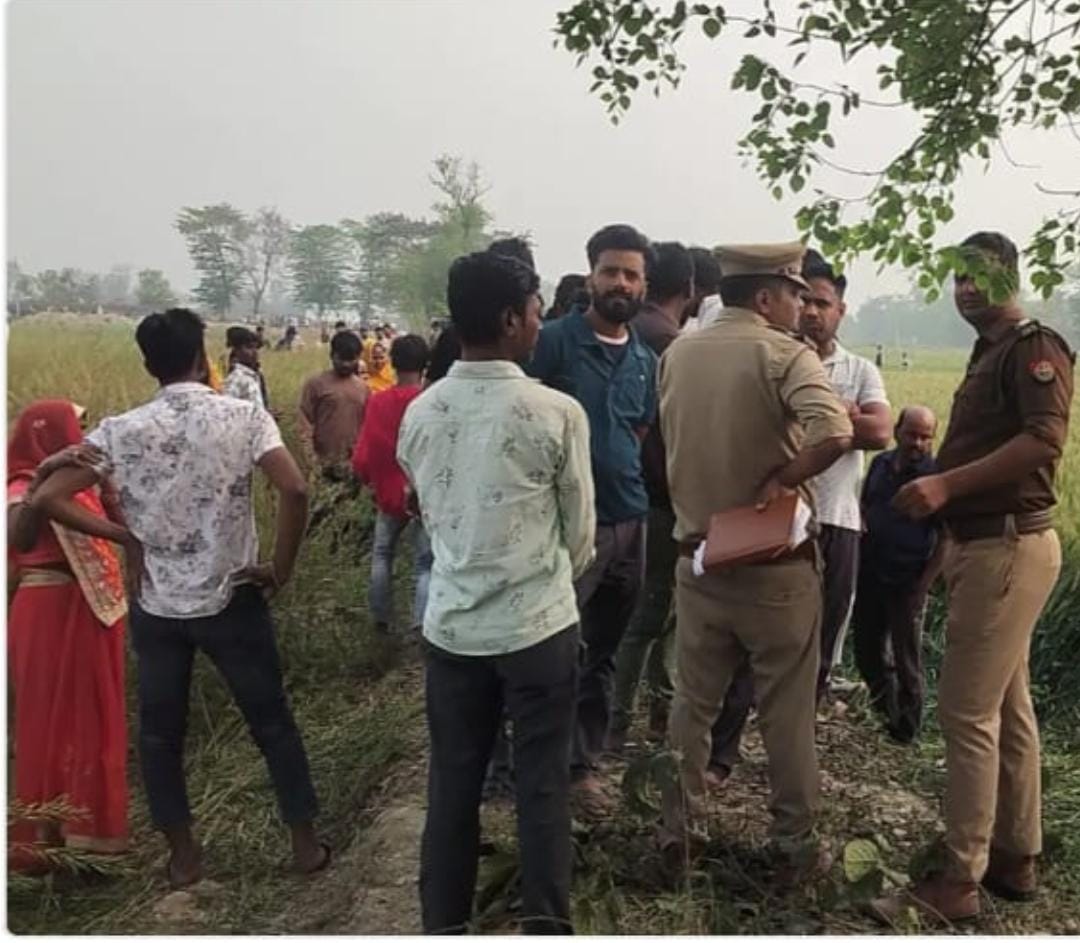 युवक का शव पेड़ से लटका मिला, परिजनों ने लगाया हत्या का आरोप