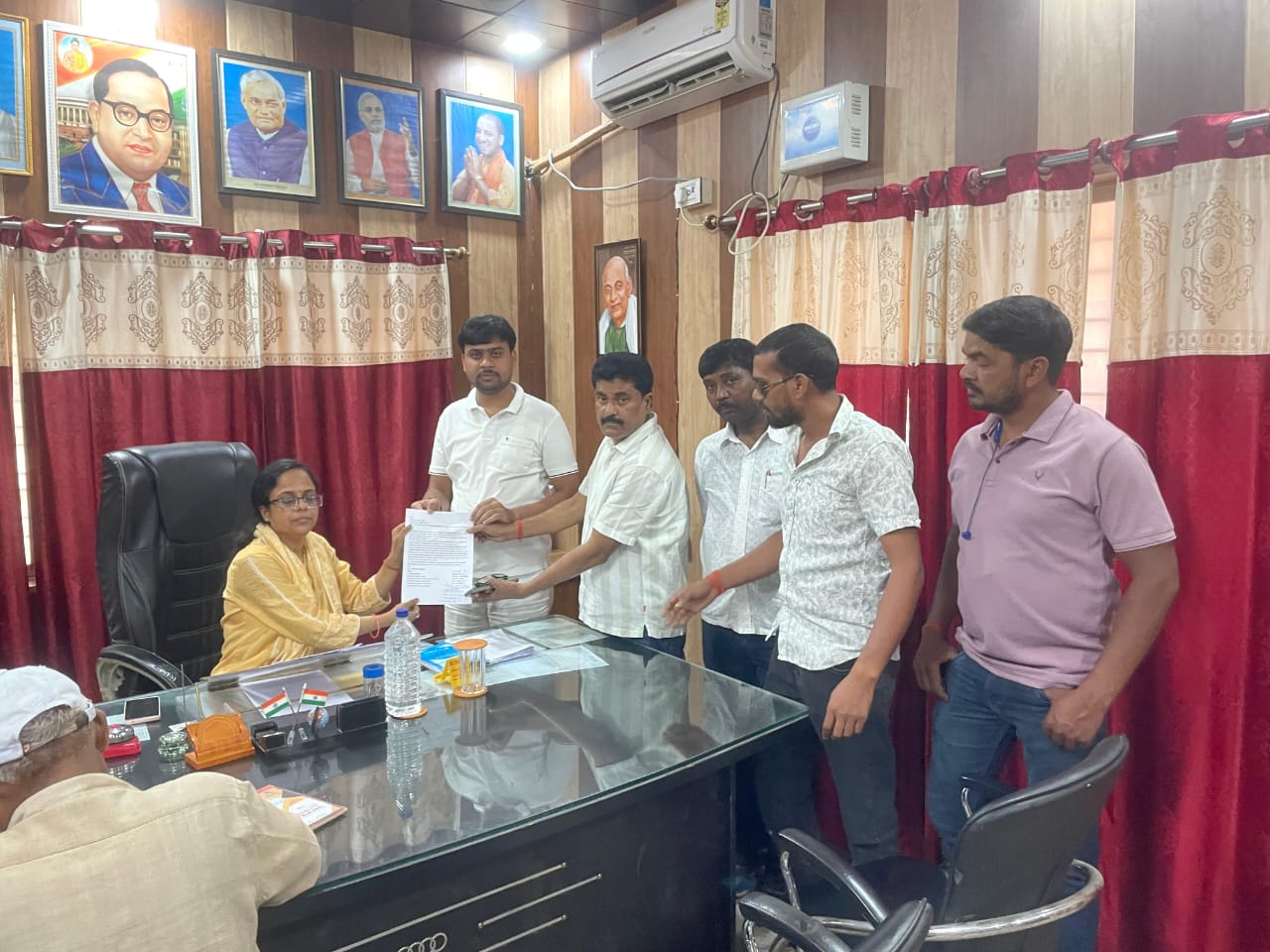 मोतीचक ब्लॉक के पूर्व प्रमुखों के सम्मान में प्रतिमा स्थापना और मुख्य द्वार के नामकरण की मांग