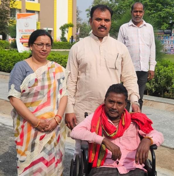 शहीद दिवस पर पीजी कॉलेज के प्रबंधक ने पत्रकार को भेंट की ट्राई साइकिल 