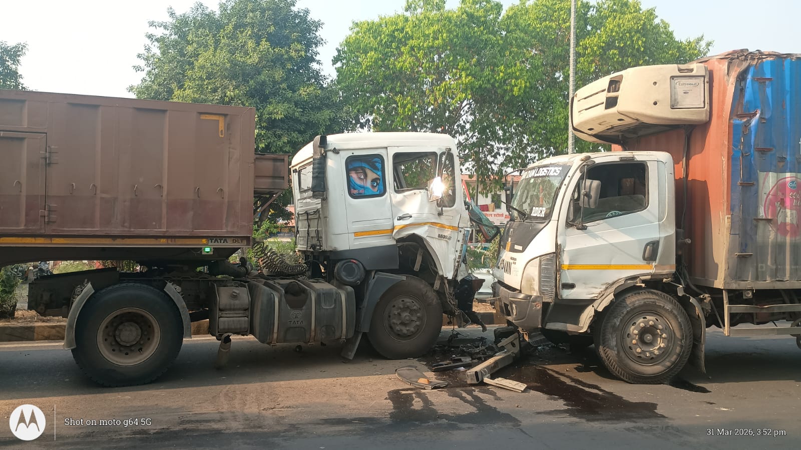 NH-28 पर रफ्तार का कहर: उल्टी दिशा में आ रही ट्रक से आमने-सामने भिड़ंत, बड़ा हादसा टला