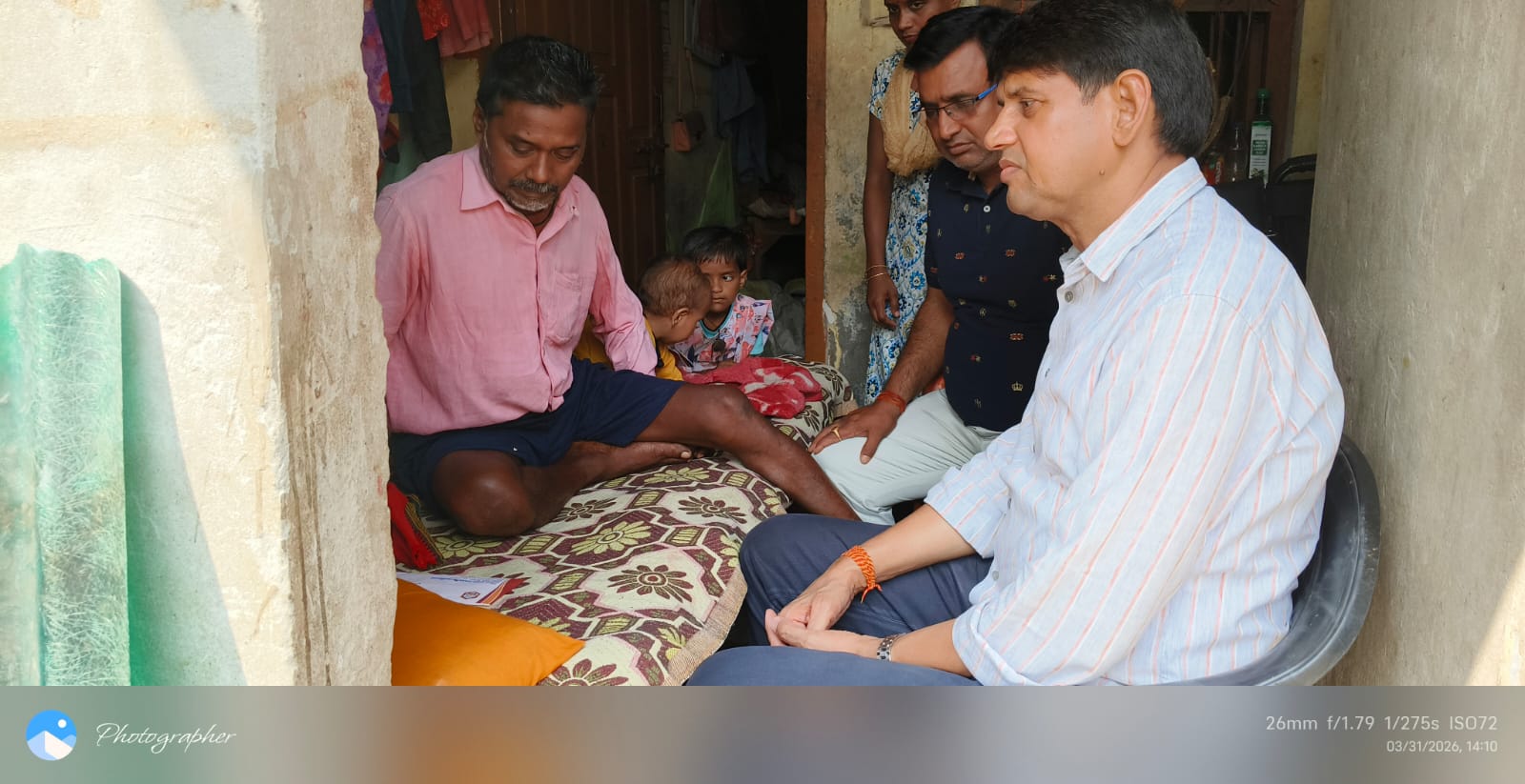 बीमार पत्रकार के घर पहुचें प्रबंधक और इलाज के लिए दिए आर्थिक सहयोग