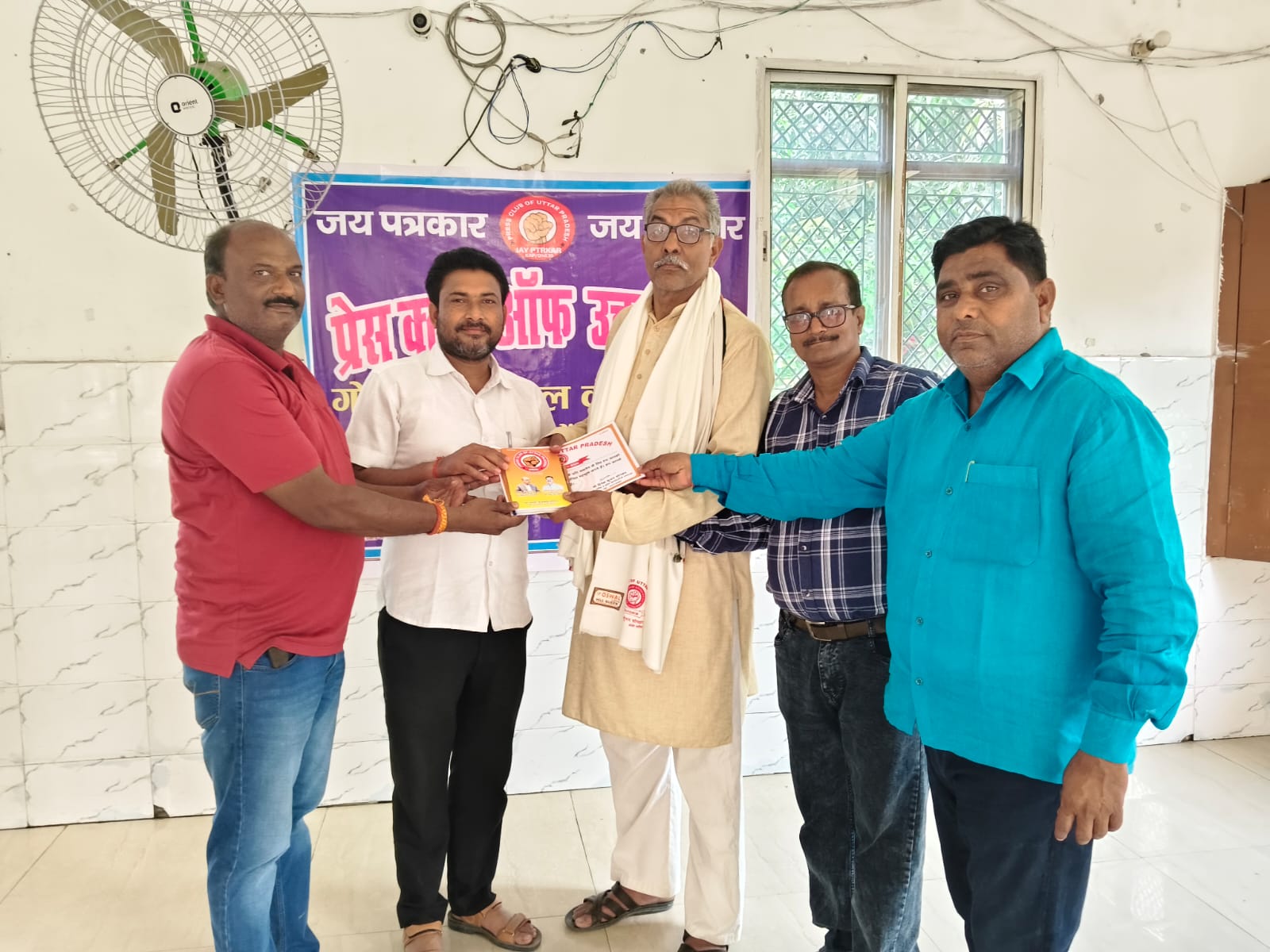 प्रेस क्लब आफ उत्तर प्रदेश के बैनर तले पत्रकारों की किया गया सम्मानित अंगबस्त्र, डायरी पेन के साथ प्रशस्ति पत्र देकर हुवा सम्मान