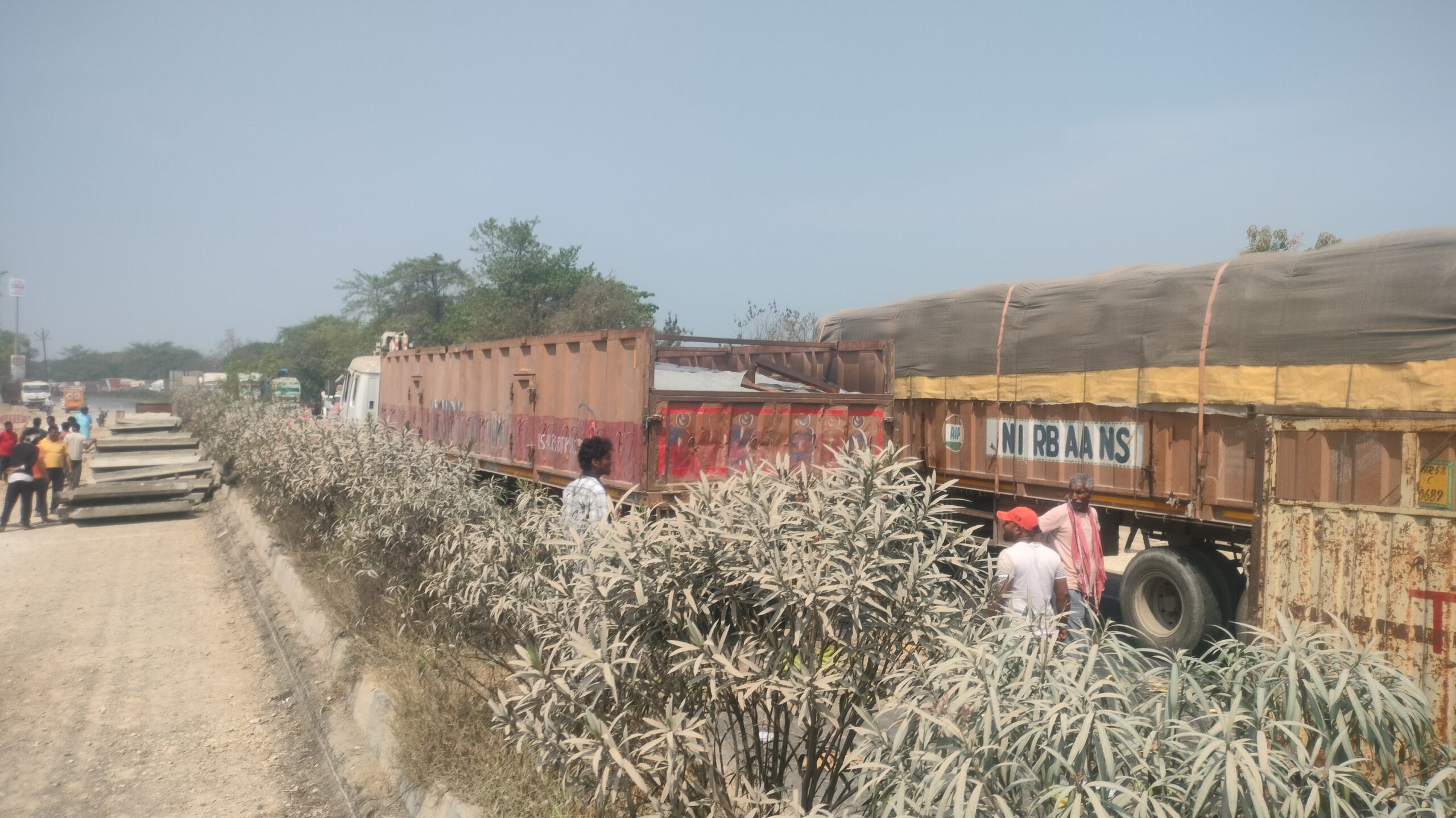 कुहासे का कहर: सलेमगढ़ में ट्रेलर-डीसीएम की जोरदार भिड़ंत, तीन चोटिल … जाम से हाफ रहा हाईवे