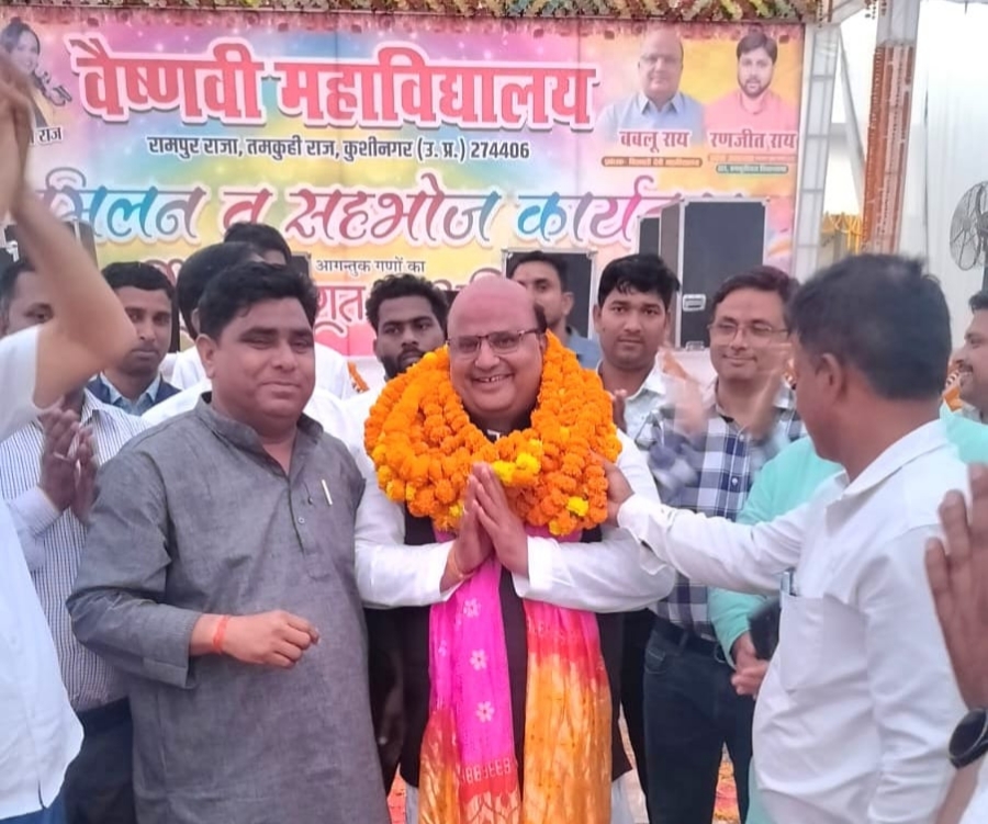 होली मिलन समारोह में खूब उड़े फूल व गुलाल वैष्णवी महाविद्यालय रामपुर राजा में आयोजित हुआ होली मिलन समारोह