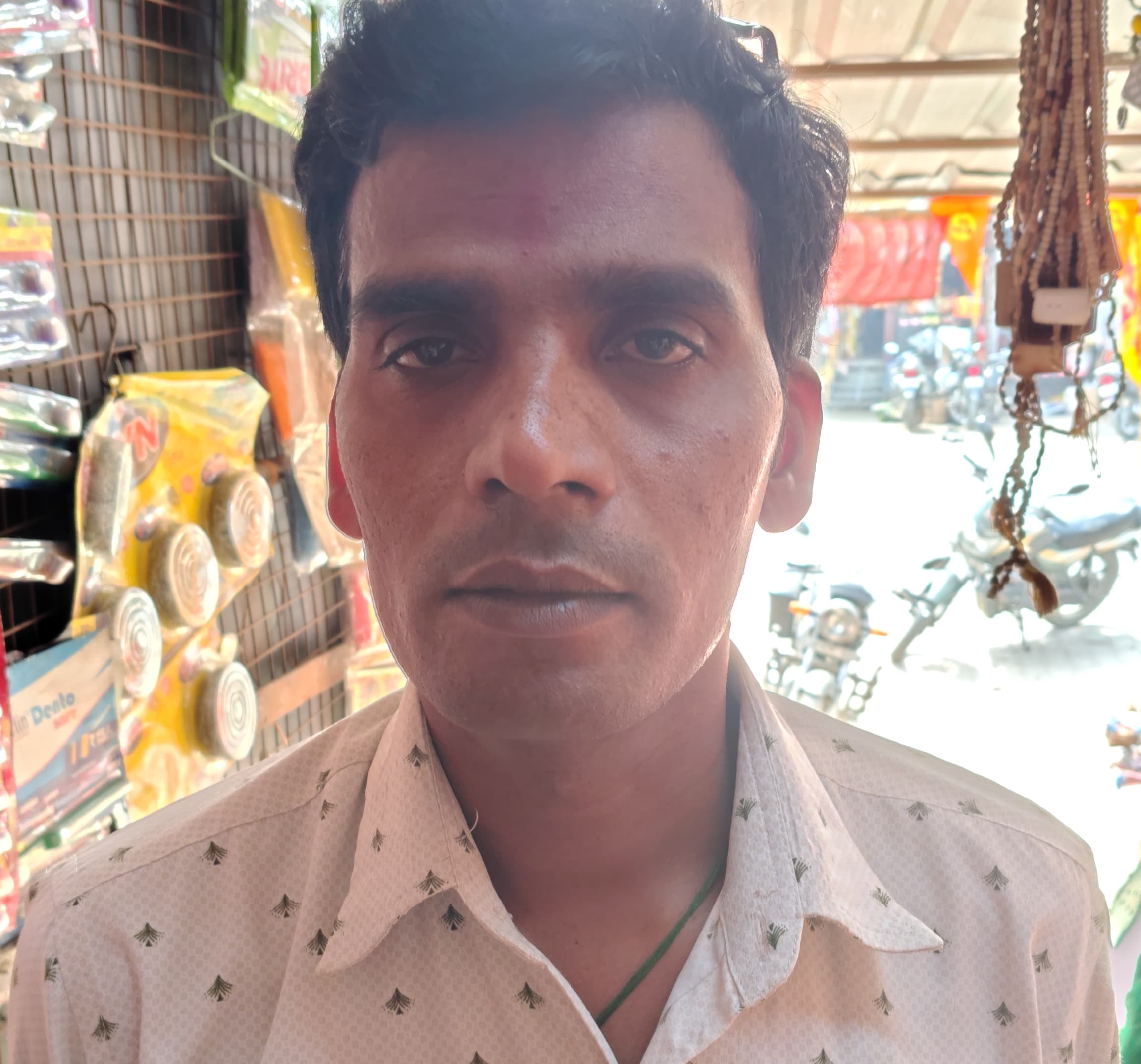 दुषित जल पोखरा में गिराने के लिए पिडित कर रहा है अधिकारियों के यहा गणेश परिक्रमा