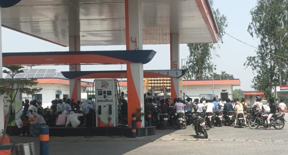 पेट्रोल पंप पर उमड़ी भीड़, डीजल पेट्रोल कमी की अफवाह से भीड़
