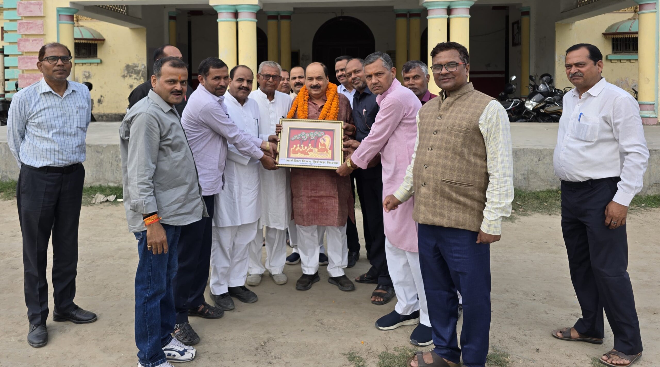 शिक्षक एमएलसी ने किया मूल्यांकन केंद्र का दौरा