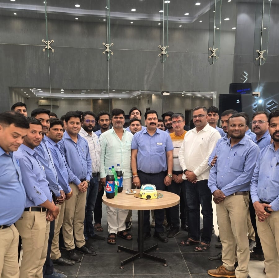 “मनमोहन दीक्षित का मैजिक: 1011 गाड़ियों की बंपर बिक्री, ‘स्मार्ट व्हील्स’ ने कुशीनगर में रच दिया सुनहरा इतिहास”