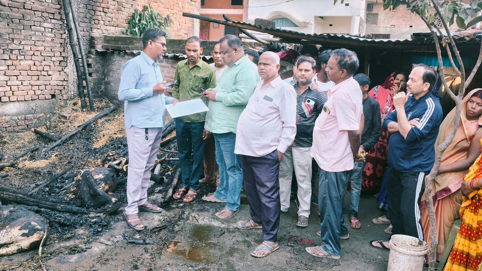 खड्डा कस्बे के सिविल लाइन मुहल्ले में आग लगने से तीन पशुओं की हुई मौत, झुलसी महिला जिला अस्पताल रेफर