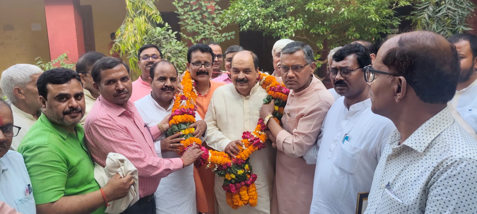 मूल्यांकन कर रहे शिक्षकों से मिले शिक्षक विधायक