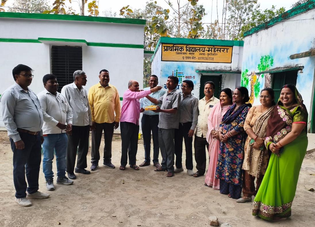 शिक्षा मित्रों ने सरकार का जताया आभार, मिठाई खिलाकर मनाई खुशी