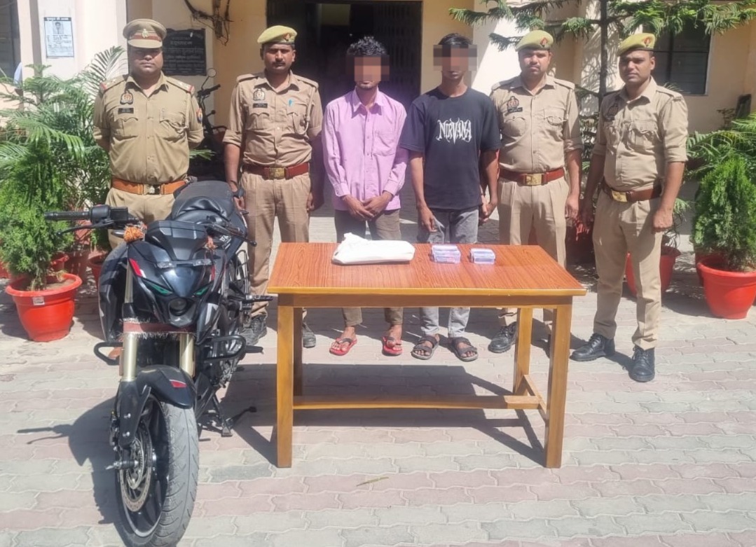 झपट्टामार गैंग पर पुलिस का शिकंजा: बैग, नकदी और बाइक के साथ दो शातिर गिरफ्तार
