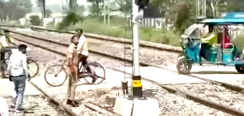 चलती ट्रेन में सिग्नल से टकराकर युवक की मौत