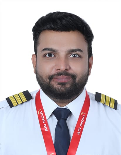 मेहनत की उड़ान: मठिया भोकरिया के मयंक राय बने एयर इंडिया में कमर्शियल पायलट