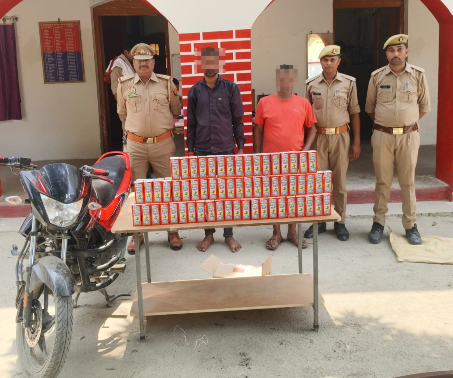 अवैध ‘बंटी-बबली’ शराब के साथ दो तस्कर गिरफ्तार, बाइक सीज