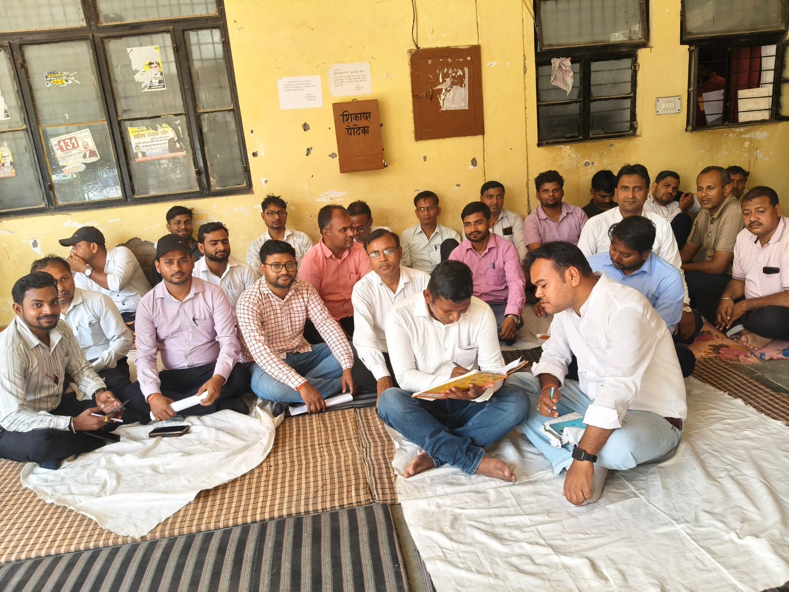 तमकुहीराज : तीन सूत्रीय मांगों पर लेखपालों का कार्य बहिष्कार, तहसील में धरना