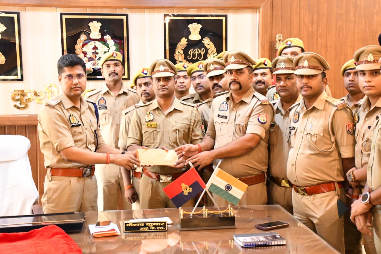 “कुशीनगर पुलिस का कमाल: 34 जांबाजों को 1.03 लाख का इनाम, शानदार काम पर एसपी ने किया सम्मान”