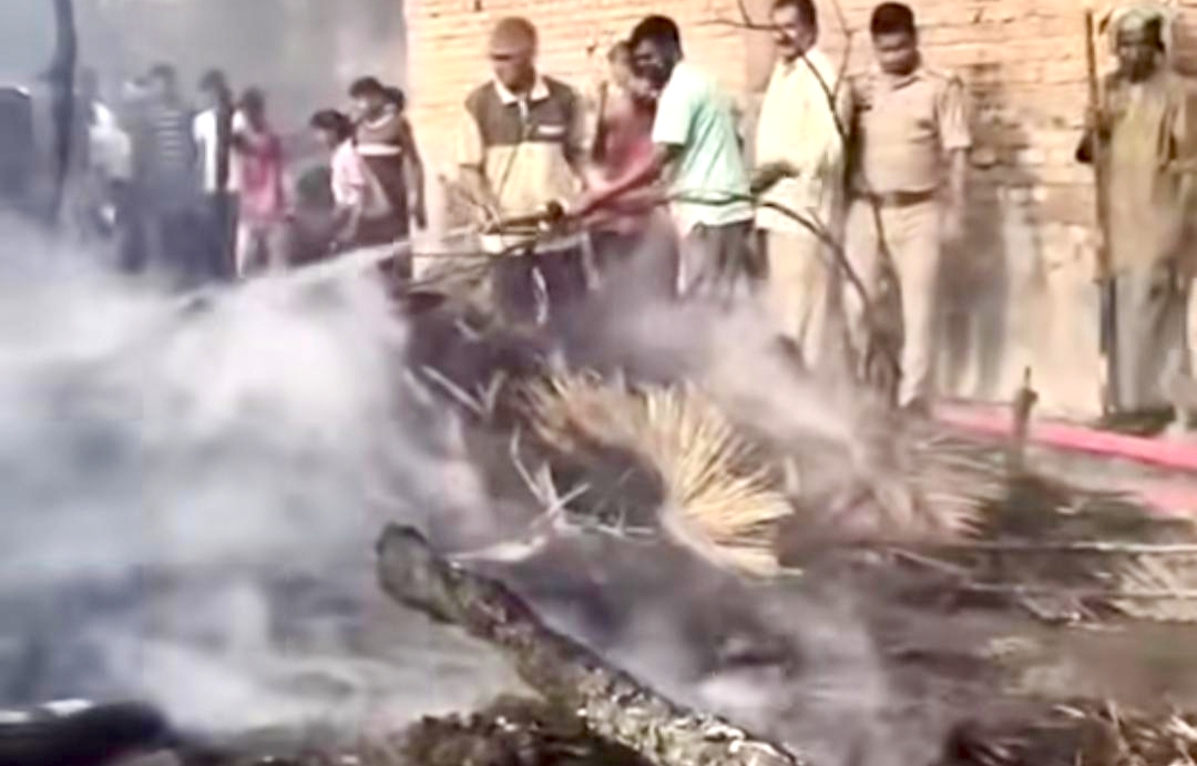 करदह तिवारी टोला में लगी आग, आशियाने जले