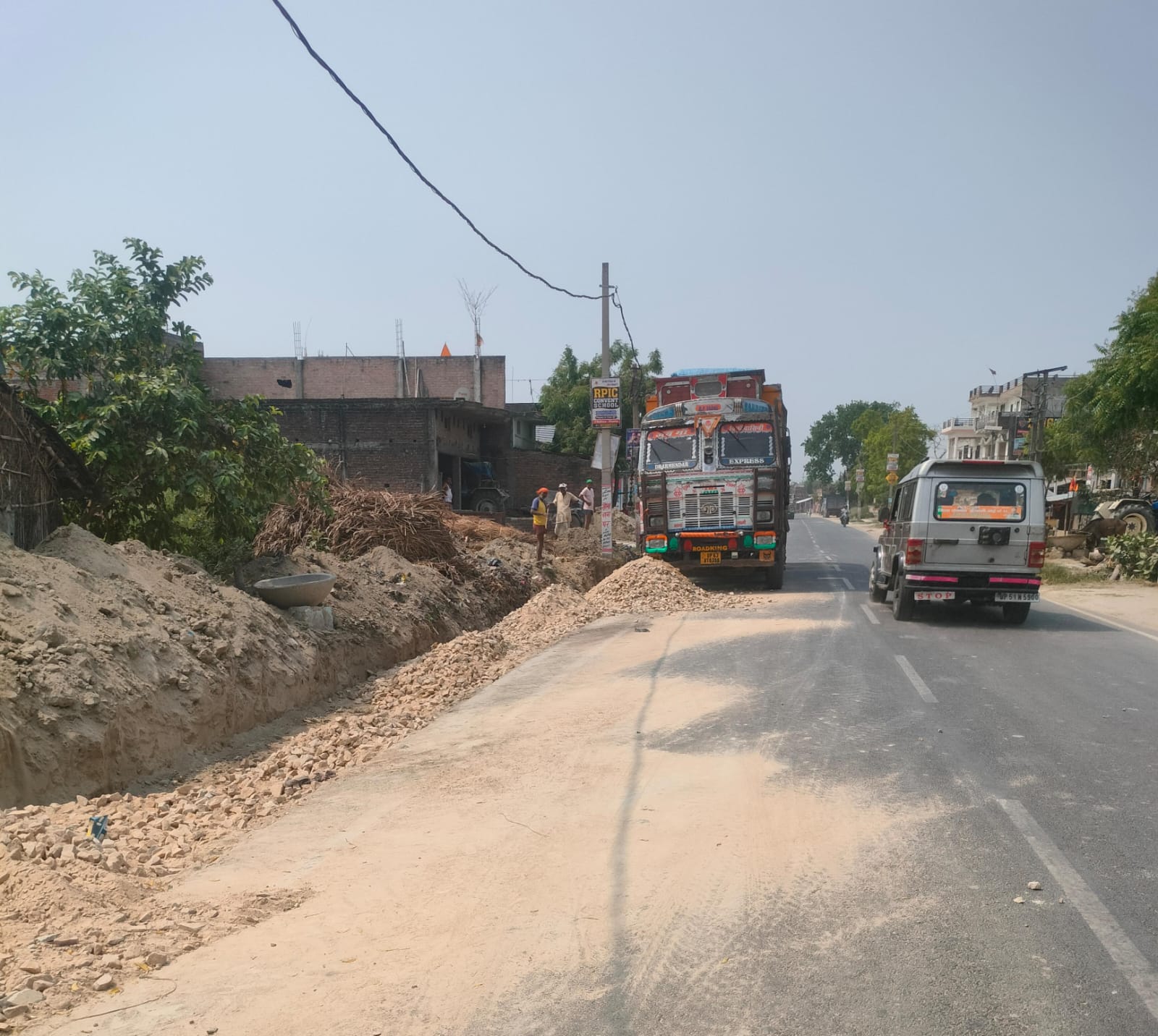 खड्डा -नेबुआ मार्ग चौड़ीकरण के दौरान उड़ने वाली धूल राहगीरों के लिए बनीं मुसीबत