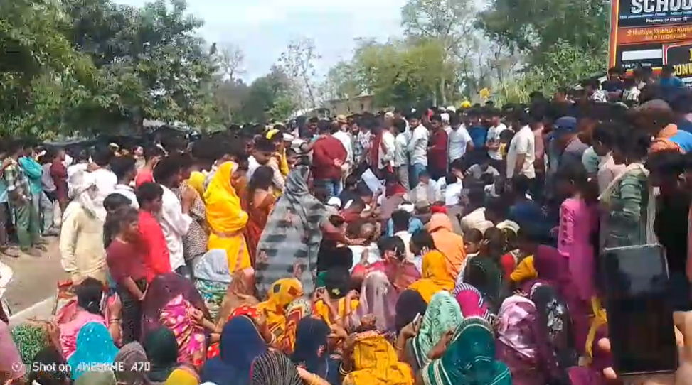 खड्डा: चाकूबाजी की घटना में मृत अजीत के हत्यारों को फांसी की मांग को लेकर शव सड़क पर रखकर धरना प्रदर्शन