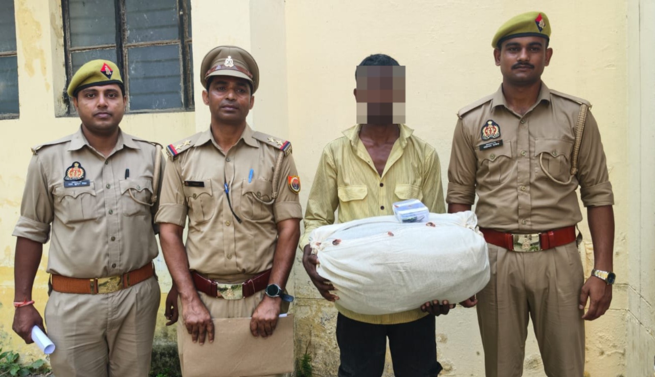 काले बैग में छिपा था ‘नशे का जाल’, कुशीनगर पुलिस ने 4 किलो गांजा संग तस्कर दबोचा
