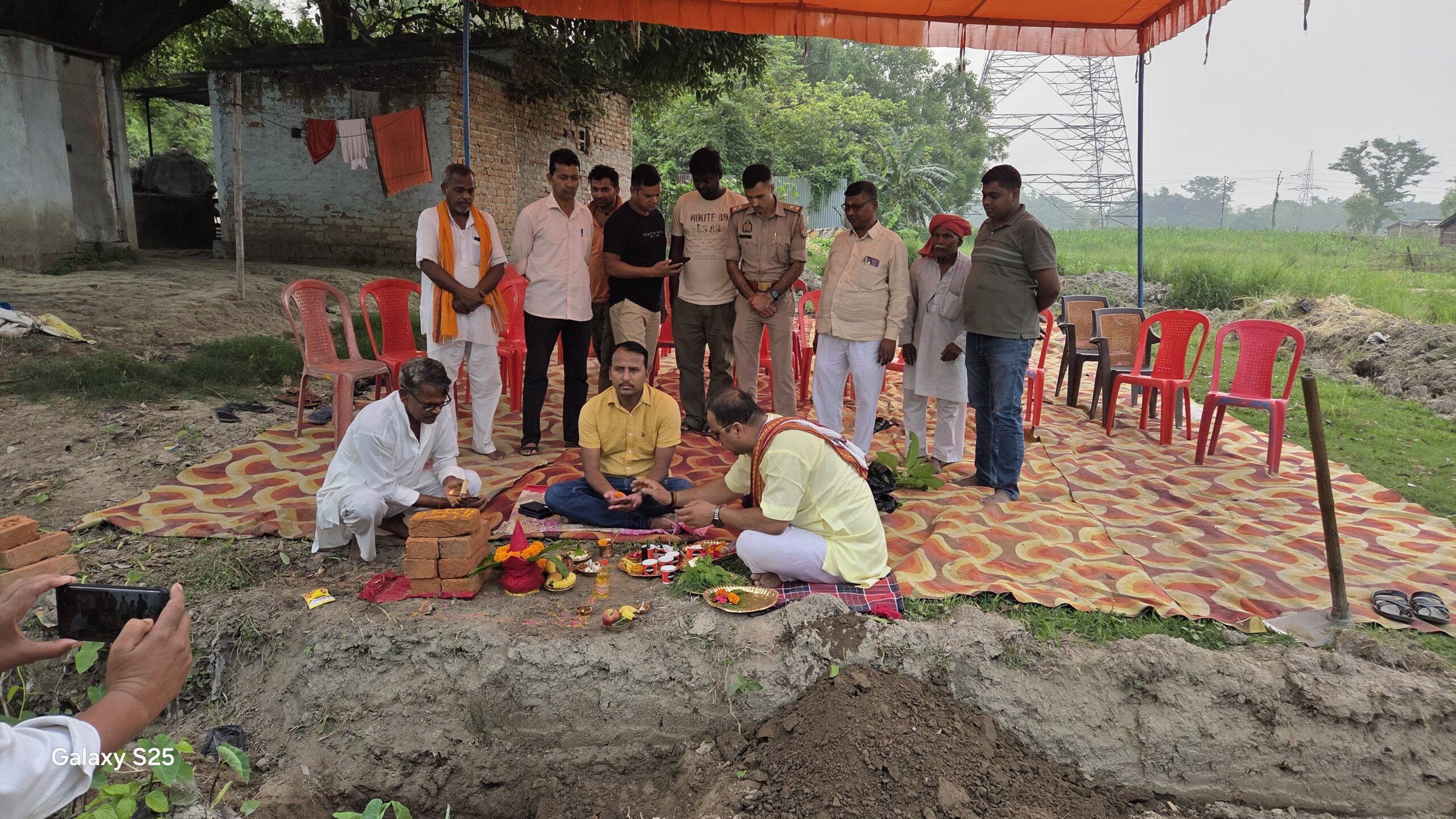वैदिक मंत्रोच्चार के बीच बरवा राजापाकड़ में प्रस्तावित पुलिस चौकी का हुआ भूमि पूजन
