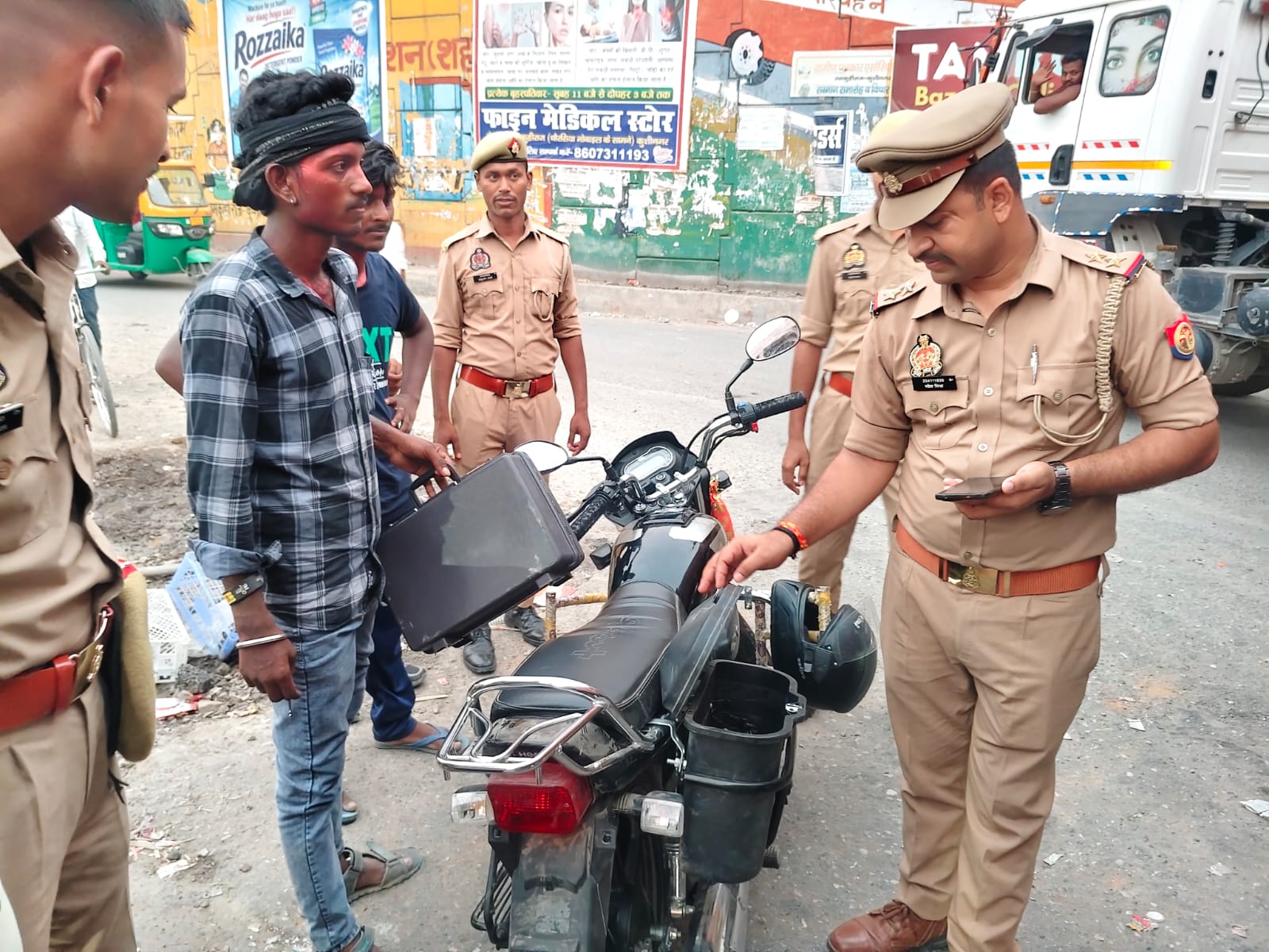 तमकुहीराज : आमजनों से सीधा संवाद,सड़क से होटल तक चला ताबड़तोड़ चेकिंग अभियान