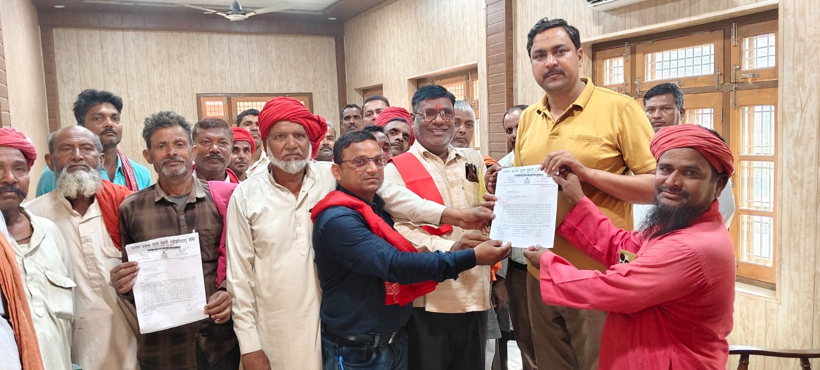 चौकीदारों ने मानदेय वृद्धि की मांग को लेकर विधायक को सौंपा ज्ञापन