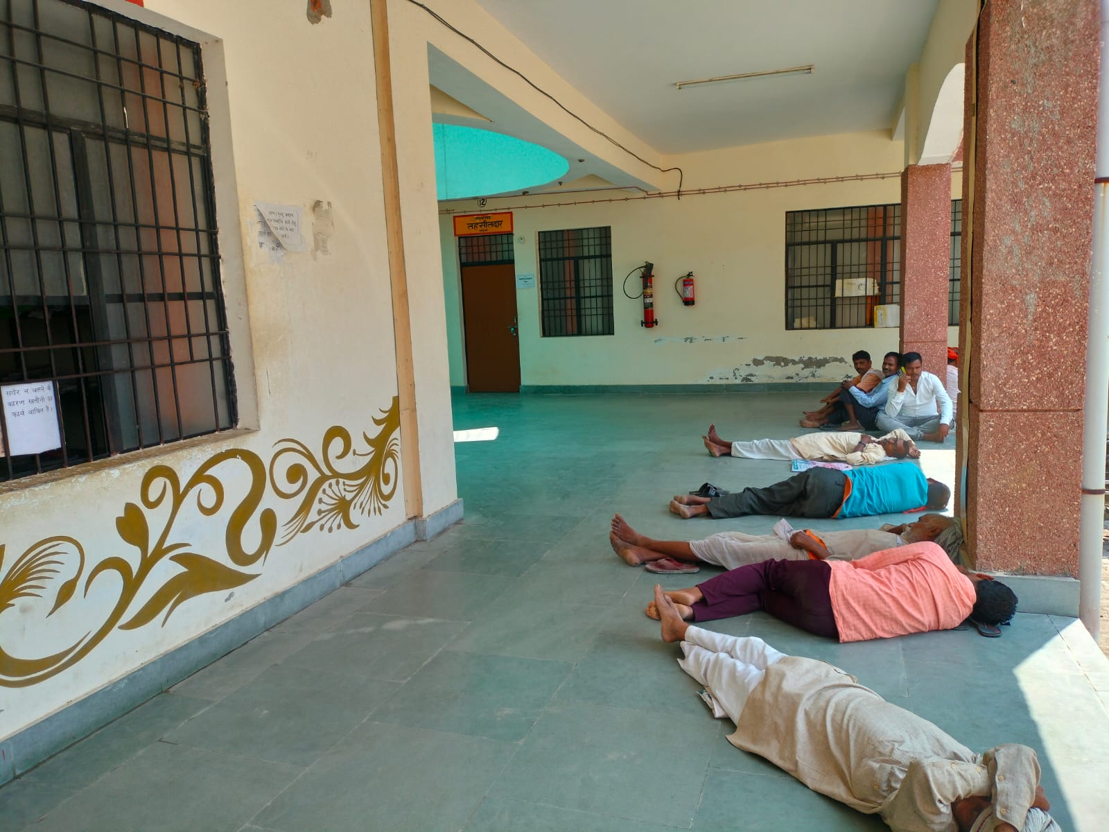 खड्डा: व्यवस्था पर सवाल, खतौनी के इंतजार में फर्श पर सोए लोग