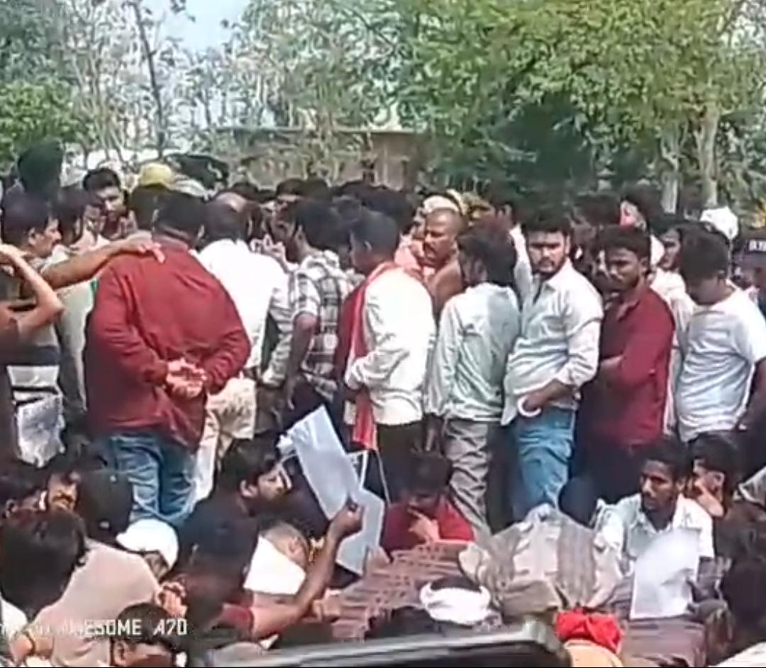 खड्डा: चाकूबाजी की घटना में मृत अजीत के हत्यारों को फांसी की मांग को लेकर शव सड़क पर रखकर धरना प्रदर्शन