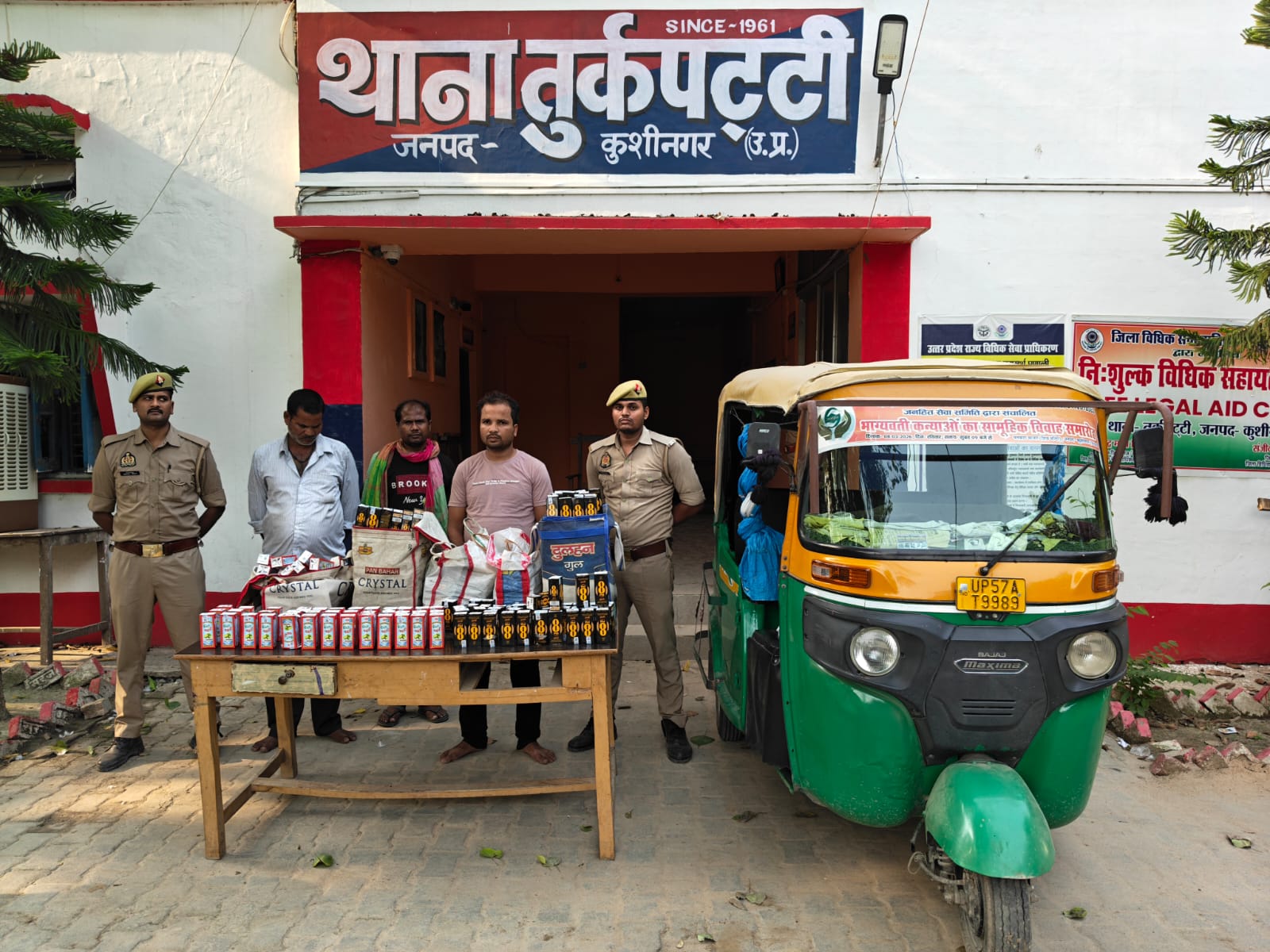 टेम्पो से शराब तस्करी कर रहे पांच आरोपी गिरफ्तार, 559 पाउच शराब बरामद