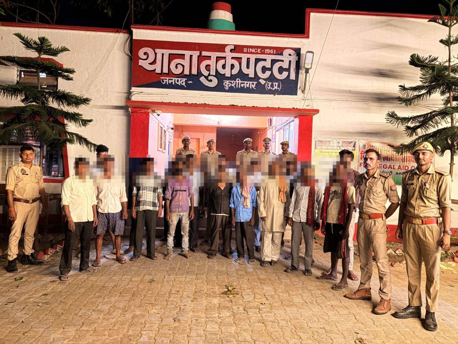 तुर्कपट्टी में ‘एंटी चीयर्स’ का डंडा, खुले में शराब पीने वाले 19 लोग पकड़े गए