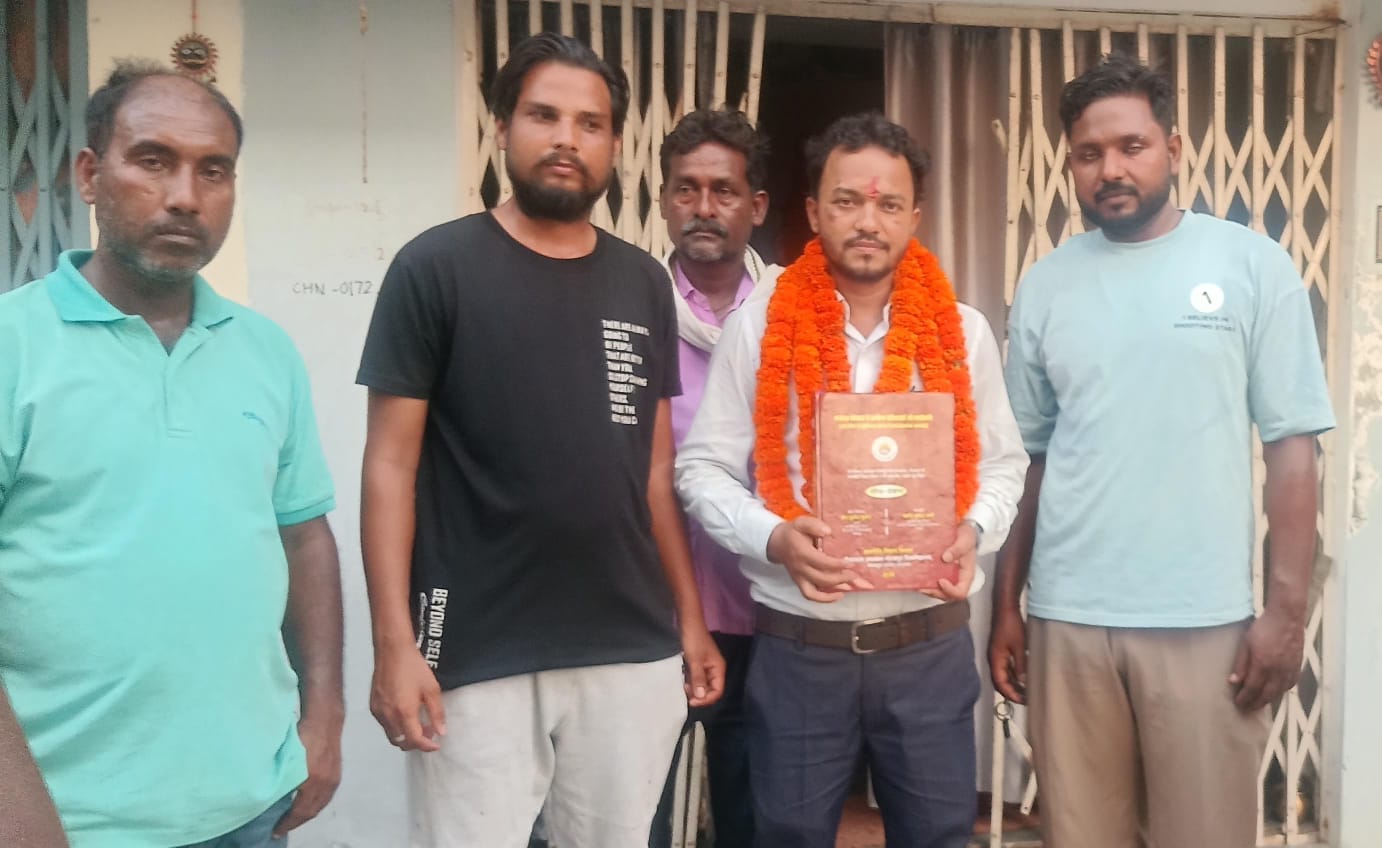 पीएचडी उपाधि प्राप्त कर वापस लौटने पर हुआ जोरदार स्वागत 