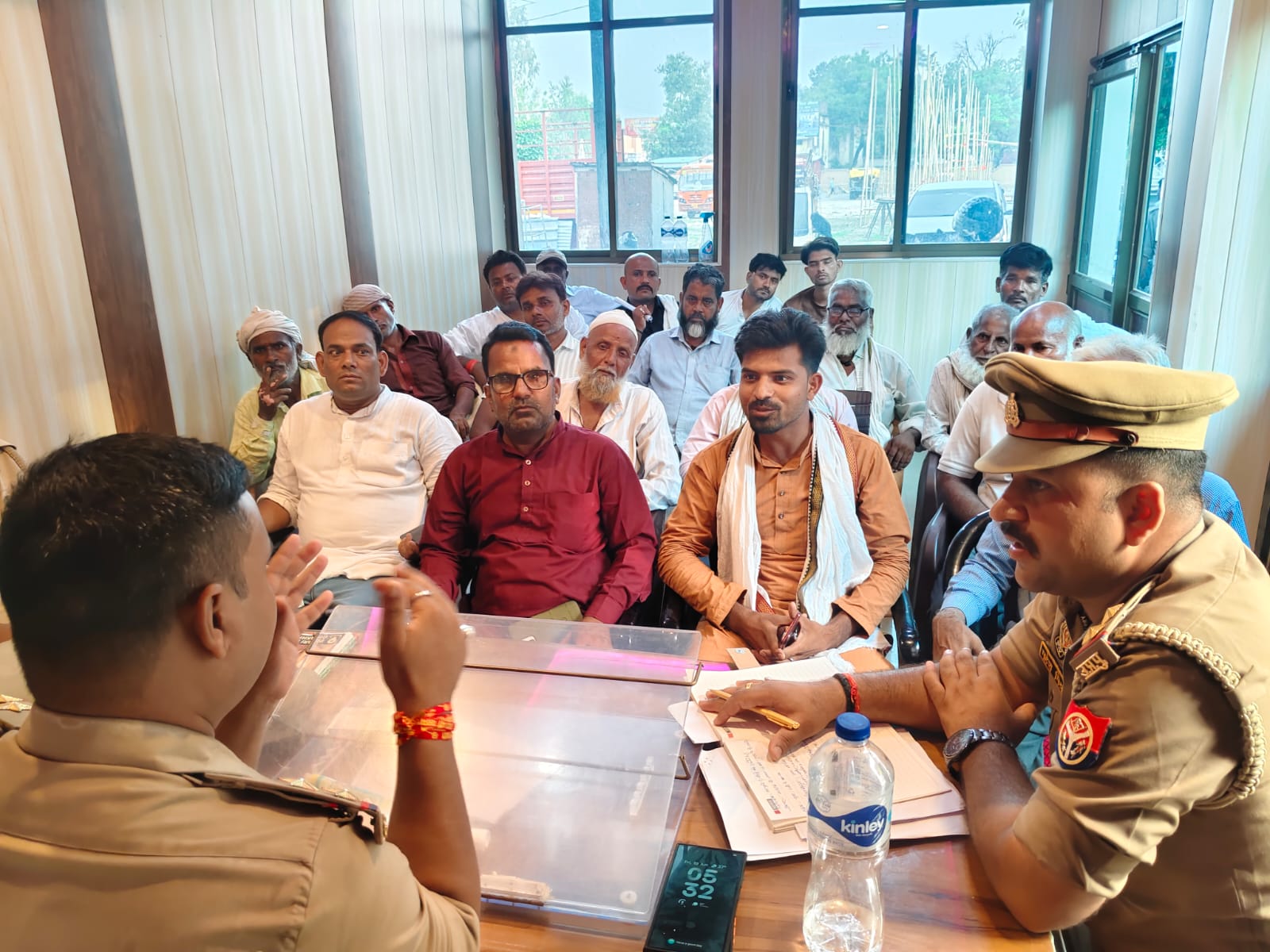 मुहर्रम पर अमन का पैगाम: तमकुहीराज पुलिस चौकी में ताजियेदारों संग पीस कमेटी की बैठक