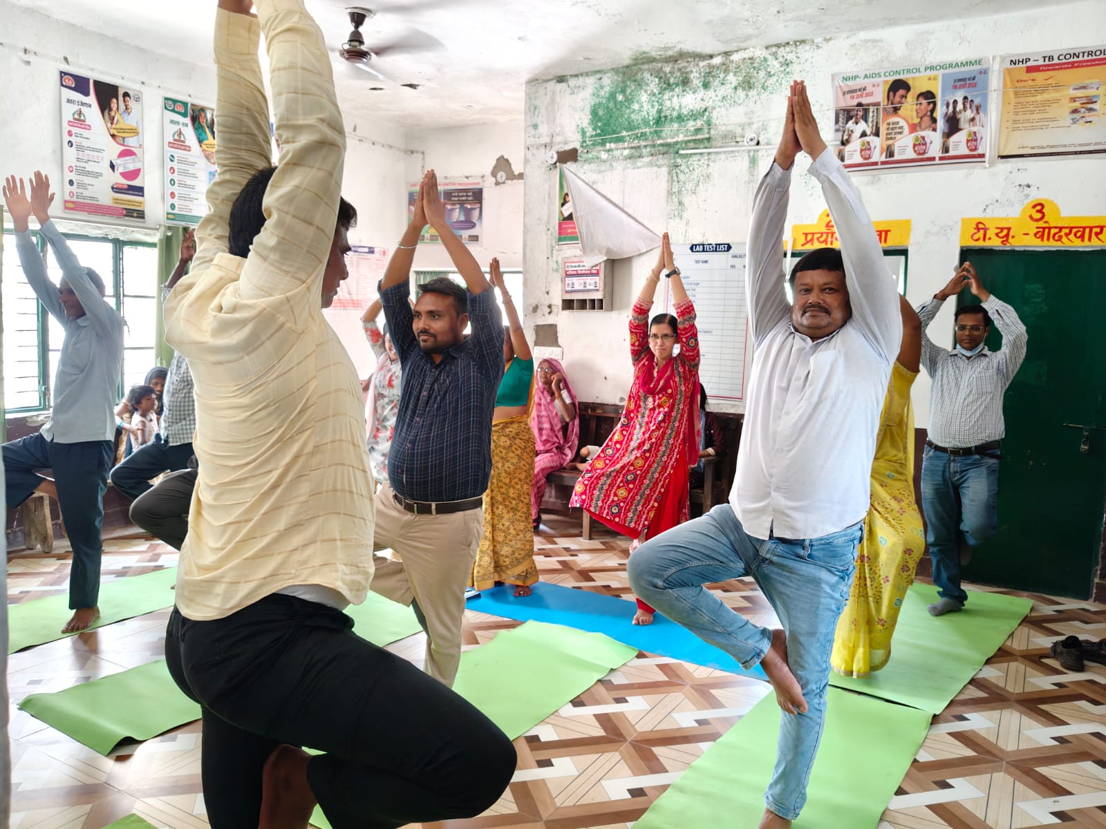 योगमय हुआ प्राथमिक स्वास्थ्य केंद्र बोदरवार, चिकित्सकों सहित कर्मचारियों ने लिया भाग