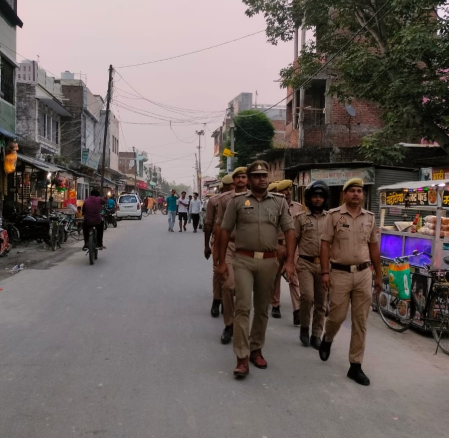 सीमा पर सख्ती: बहादुरपुर चौकी पुलिस ने चलाया विशेष चेकिंग अभियान चौकी प्रभारी ने वाहन चालकों को यातायात नियमों का पढ़ाया पाठ