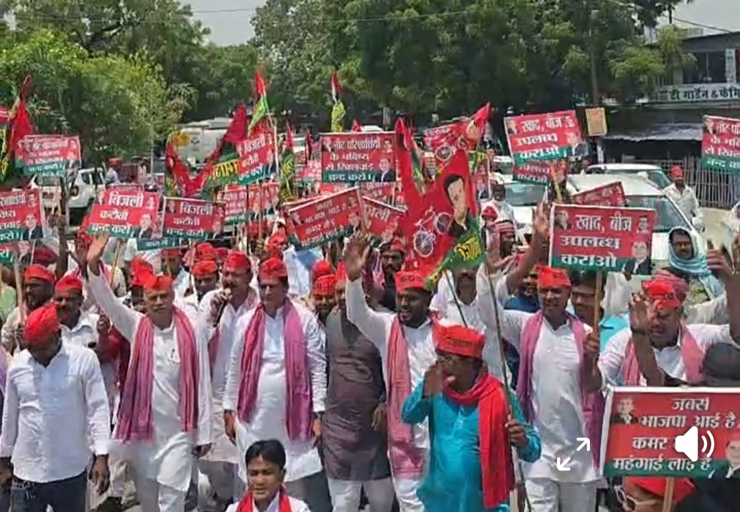 महंगाई, बेरोजगारी और पेपर लीक के खिलाफ सपा का हल्ला बोल कुशीनगर कलेक्ट्रेट पर जोरदार प्रदर्शन कर राष्ट्रपति के नाम सौंपा ज्ञापन