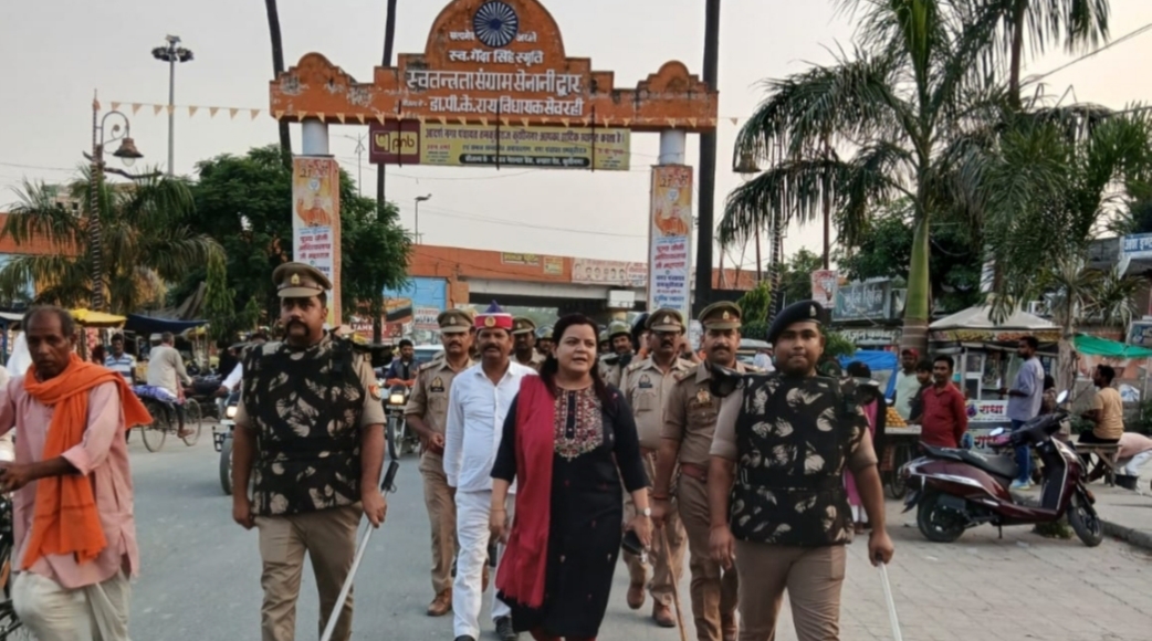 त्योहारों से पहले तमकुहीराज में पुलिस का फ्लैग मार्च, सुरक्षा का दिलाया भरोसा