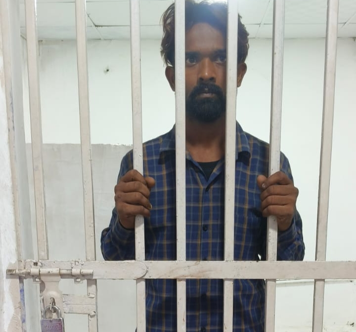 गोरखपुर जंक्शन पर जीआरपी की बड़ी कामयाबी: प्रभारी निरीक्षक की टीम ने अंतरजनपदीय शातिर लुटेरा-चोर दबोचा, 50 हजार के दो मोबाइल बरामद