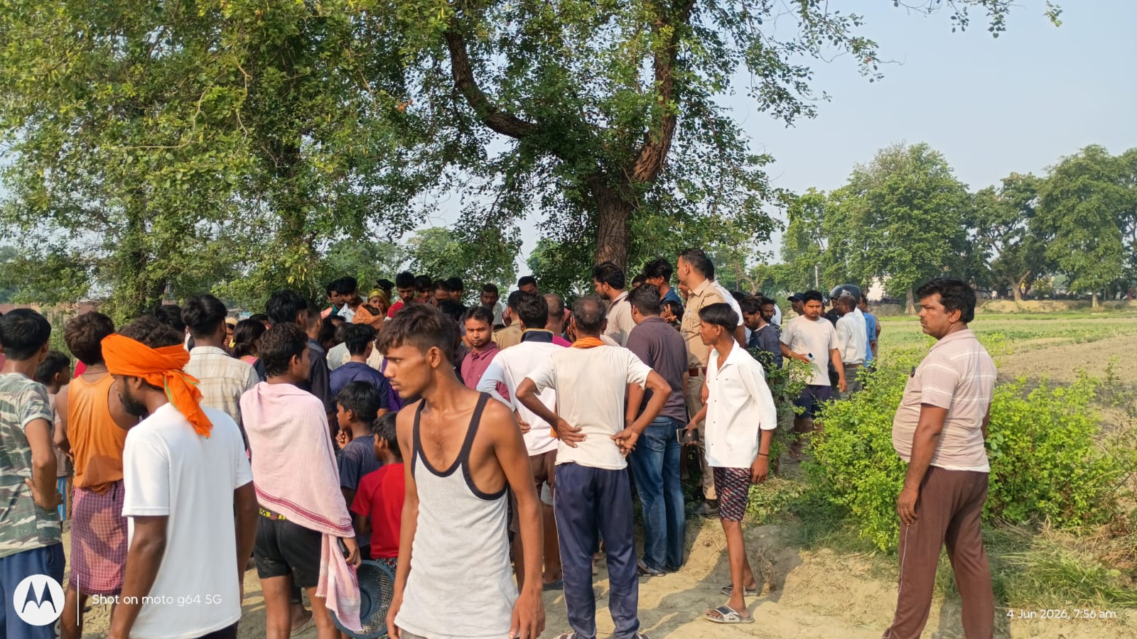 युवक का पेड़ से लटका मिला संदिग्ध परिस्थिति में शव