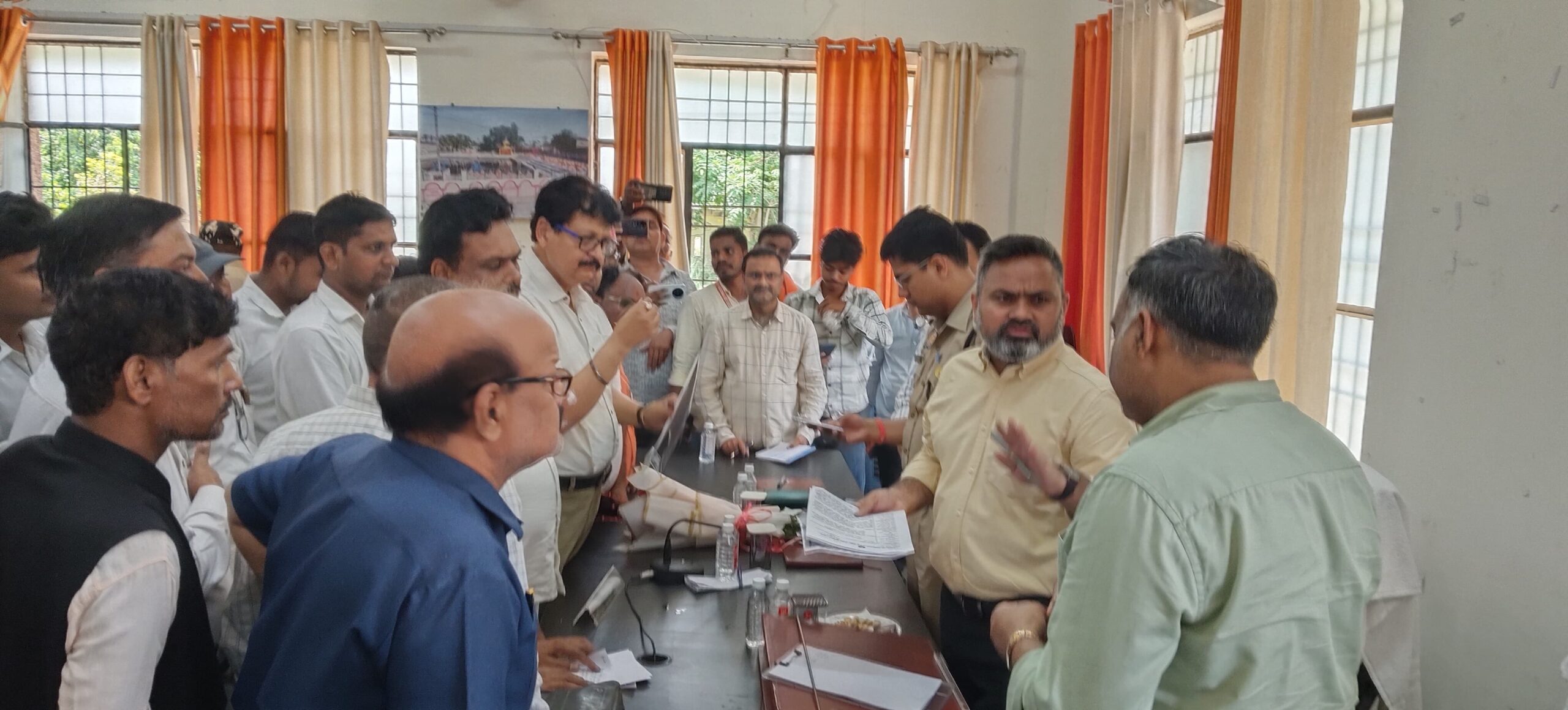 जनसमस्याओं के त्वरित एवं गुणवत्तापूर्ण निस्तारण हेतु प्रशासन प्रतिबद्ध : जिलाधिकारी