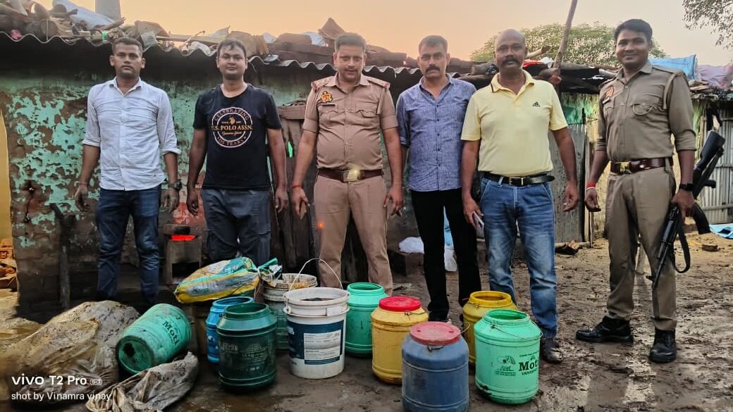 पुलिस ने पांच कुंतल लहन नष्ट कर 65लीटर कच्ची शराब के साथ तीन को किया गिरफ्तार