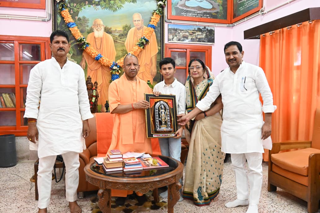 मुख्यमंत्री से भेंट कर विकास कार्यों की कार्ययोजना प्रस्तुत की हाटा प्रमुख 