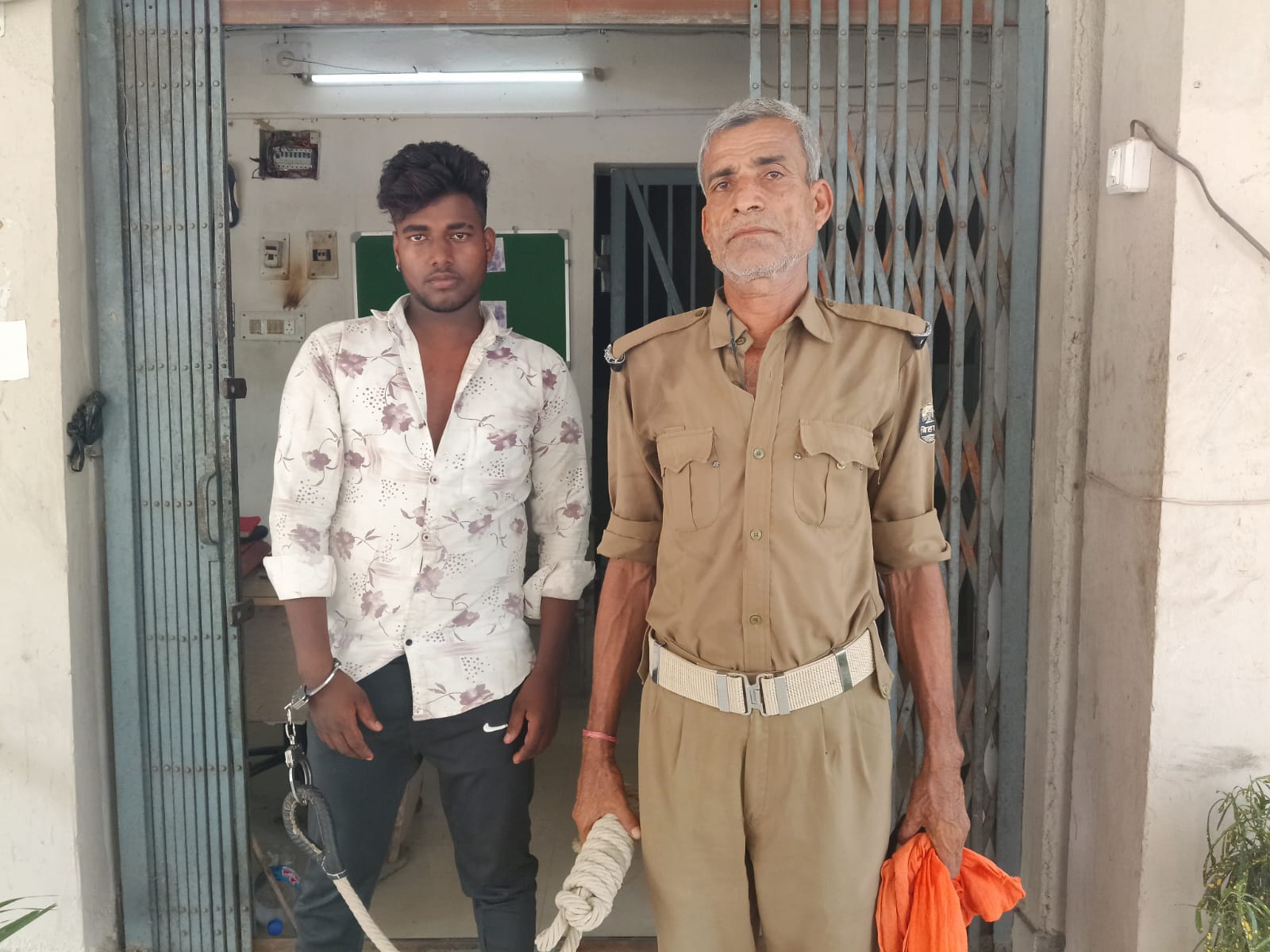 यूपी के सीमावर्ती इलाकों से नहीं थम रही शराब तस्करी, बिहार में 24 घंटे में 721 लीटर से अधिक अवैध अंग्रेजी शराब बरामद, तीन तस्कर गिरफ्तार