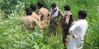 कुशीनगर: झाड़ियों मे मिला शव, घटना के कारणों मे जुटी पुलिस