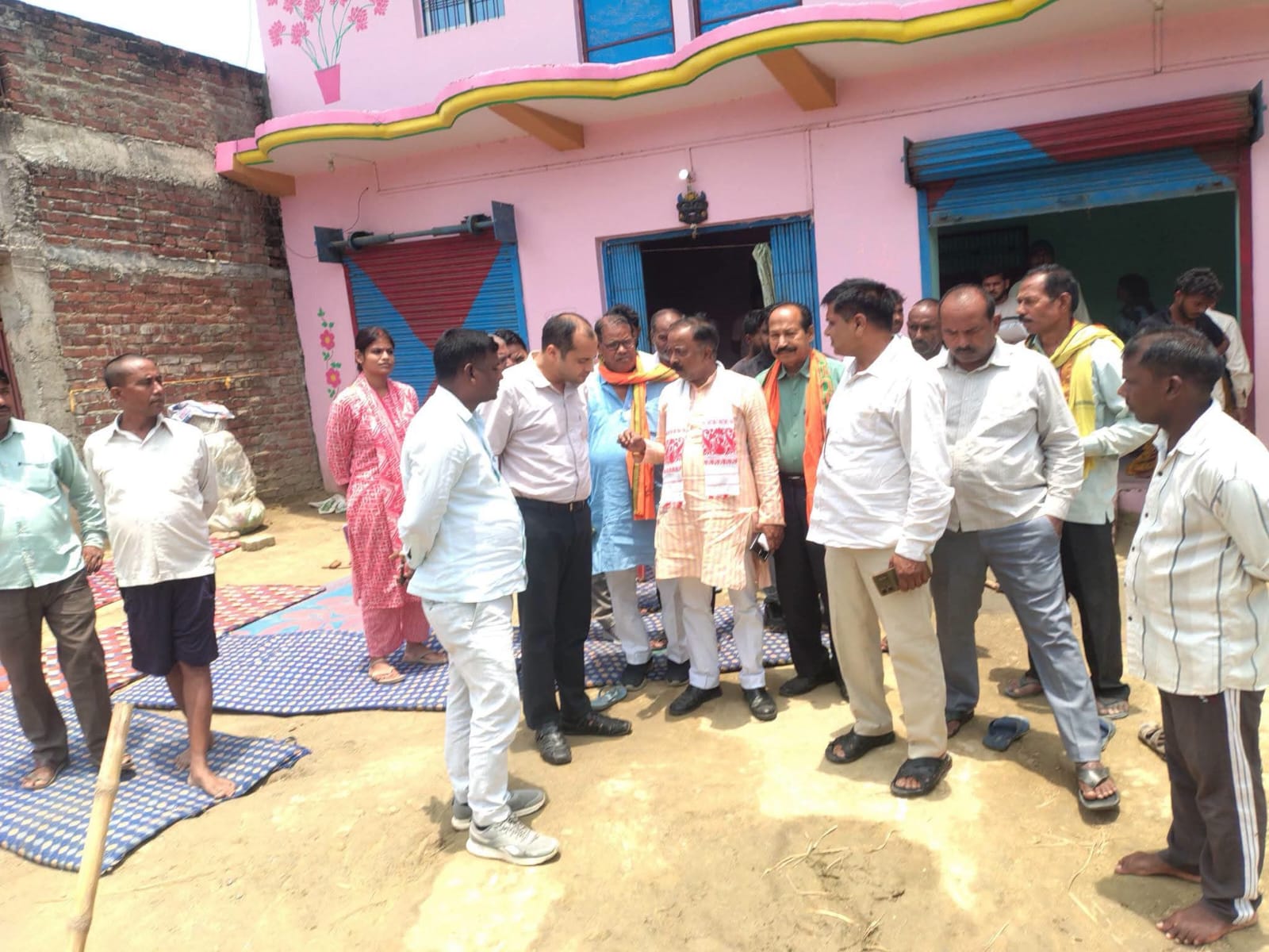 नीलगाय के हमले में घायल व्यक्ति की इलाज के दौरान मौत, विधायक ने परिजनों को बंधाया ढांढस