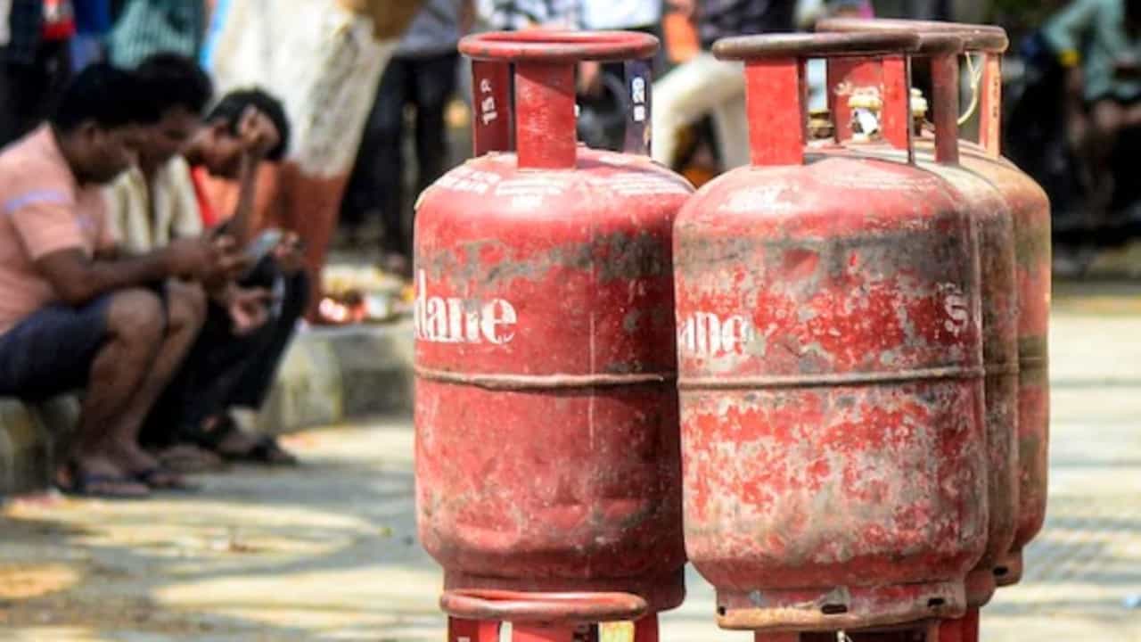 महंगाई का झटका! घरेलू LPG सिलेंडर के दाम में ₹29 की बढ़ोतरी, आज से लागू हुईं नई दरें